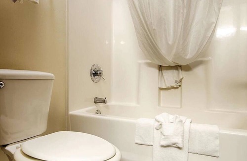 Hebron House | Family Vacation Haven, Easy I-70 Access, Heated Pool, Modern Amenities