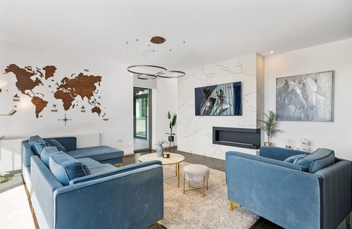 Podstrana Villa | Large private estate 700 feet from the beach featuring a 36 sqm heated private pool, 5 cozy en suite bedrooms, seven bathrooms, and 3 separate kitchen areas