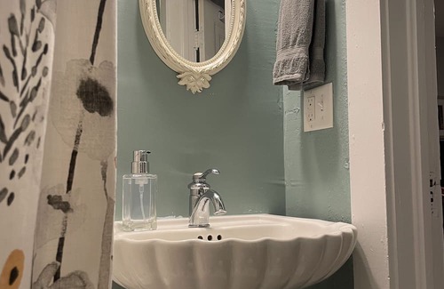 Oakley House | Private Suite: Walk to Biltmore and Breweries