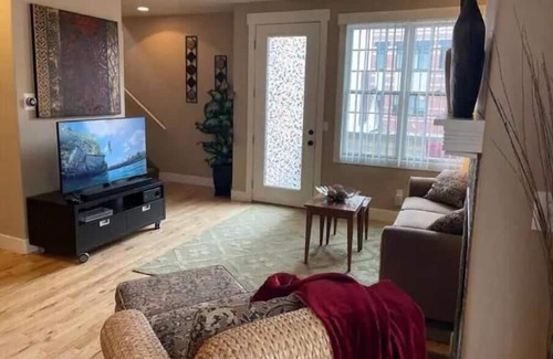 Golden House | Heart of Golden: 3BR with Garage