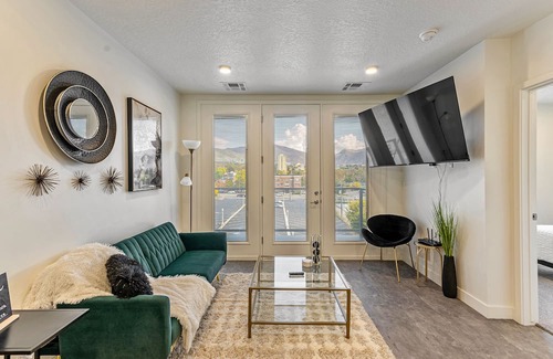 Lower Avenues Apartment | Views/TOP Floor/1BED Apartment/GYM/GARAGE Parking