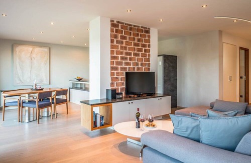 Pelham Apartment | Apartment "Atmos" with Lake View, Shared Garden & Wi-Fi