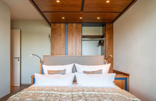 Pelham Apartment | Apartment "Atmos" with Lake View, Shared Garden & Wi-Fi