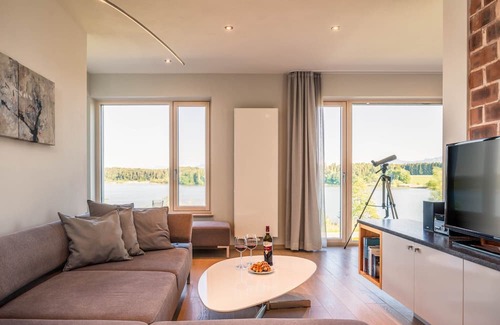 Pelham Apartment | Apartment "Atmos" with Lake View, Shared Garden & Wi-Fi