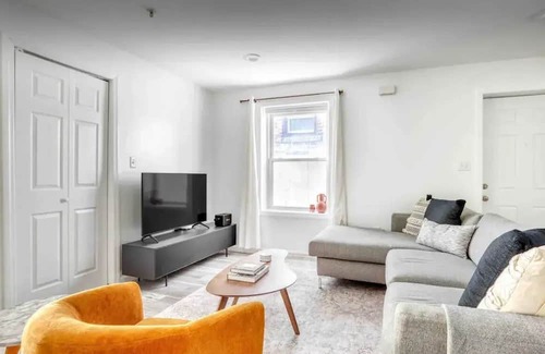 Union City Apartment | Modern 5BR Oasis: 15 Mins to NYC