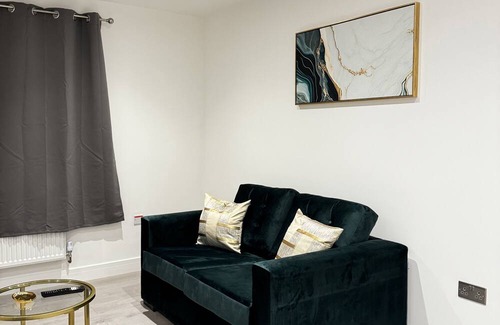 Ashford Apartment | Heathrow Convenience Haven