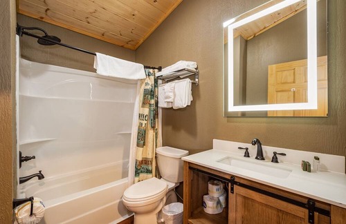McHenry Cabin | Grandview Cabin Suite 24-Hot Tub