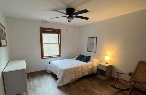 Mountain Base Cabin | 10 Min to Snowshoe! Large renovated Cabin with 4 bedrooms, 2 baths & large deck