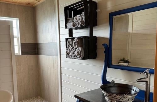 Jamestown Cabin | Cozy 2-bedroom cabin with WiFi, AC in welcoming Jamestown