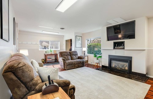 Phinney Ridge House | Remodeled 3BR Green Lake Gem with Fenced Yard