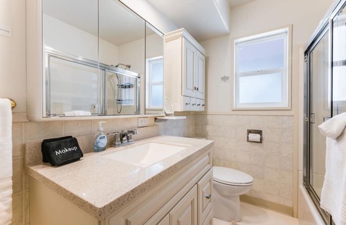 Phinney Ridge House | Remodeled 3BR Green Lake Gem with Fenced Yard