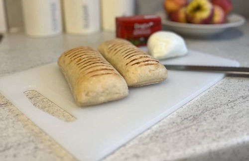 Pontprennau House | Village House in St Mellons - Close to A48 and M4 Motorway