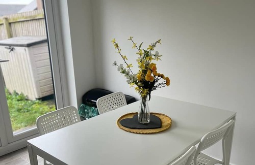 Pontprennau House | Village House in St Mellons - Close to A48 and M4 Motorway