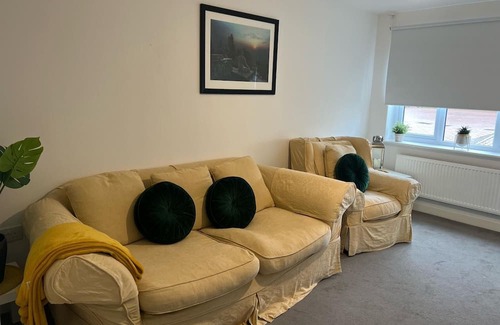 Pontprennau House | Village House in St Mellons - Close to A48 and M4 Motorway