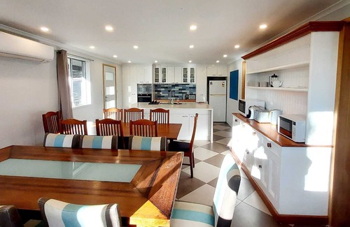 Jindabyne Cabin | HUGE 9 Bedroom house, 6 Bathrooms, 2 Lounge rooms, 2 kitchens, Private Gardens