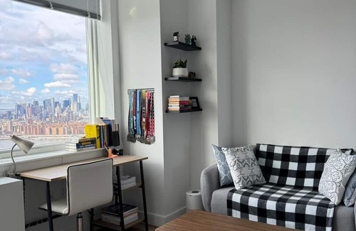 Hunters Point Apartment | Great one bedroom studio in a great neighborhood.