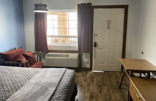 Indian Point Condo | Double Queen Room w/Kitchen Supplies