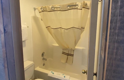 Indian Point Condo | Double Queen Room w/Kitchen Supplies