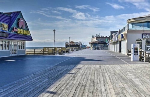 Point Pleasant Apartment | 1 Mile to Point Pleasant Boardwalk and .5 mile to Charlie's of Bay Head!