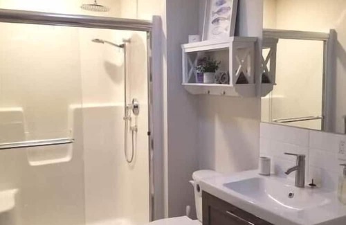 Central Okanagan Apartment | Modern Clean 2 Bed Suite - Lakes/Trails & Wineries