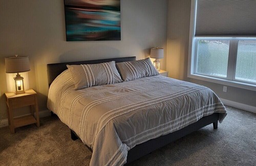 Portage Condo | 5 minutes to the Indiana Dunes and beaches! Luxury condo with pool & workout