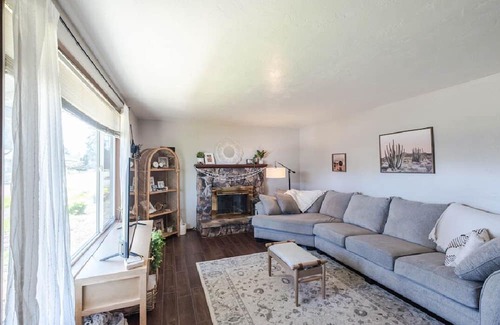 Lebanon House | Cute, clean room,shared space and a huge yard,1mi to hospital and m.college