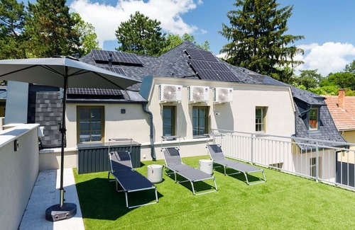 Balatonszarszo Apartment | Beautiful apartment for 4 guests with A/C, WIFI, TV, patio and parking