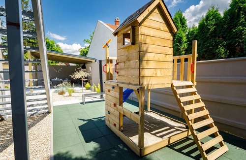 Balatonszarszo Apartment | Beautiful apartment for 4 guests with A/C, WIFI, TV, patio and parking