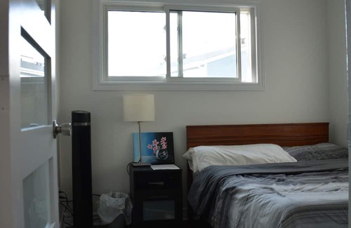 Ottawa Division House | 5mins to Airport, 15mins to Ottawa Downtown - Cozy 3 Bedroom Home for Explorers