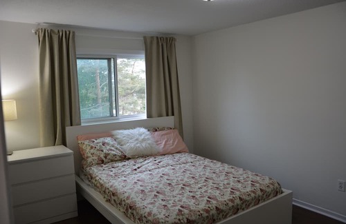 Ottawa Division House | 5mins to Airport, 15mins to Ottawa Downtown - Cozy 3 Bedroom Home for Explorers