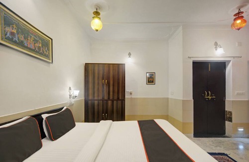 Lake Swaroop Sagar Hotel | Collection O Hotel Girnar Villa