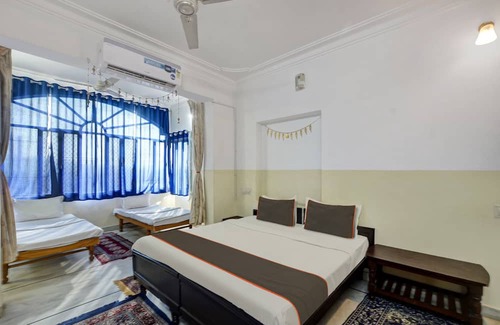 Lake Swaroop Sagar Hotel | Collection O Hotel Girnar Villa