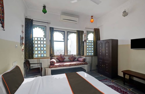 Lake Swaroop Sagar Hotel | Collection O Hotel Girnar Villa