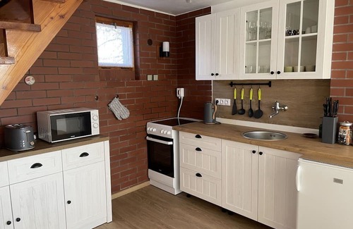 Branzez House | Stunning private villa for 6 guests with WIFI, balcony, pets allowed and parking