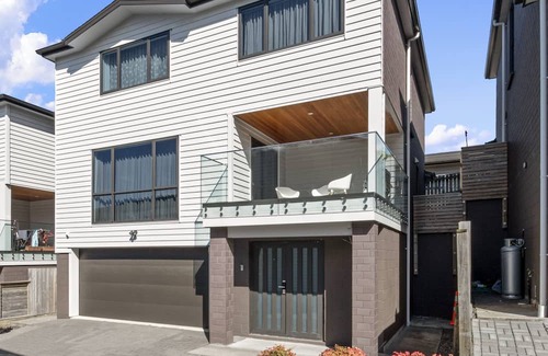 New Windsor House | Urban Oasis - West Auckland Townhouse