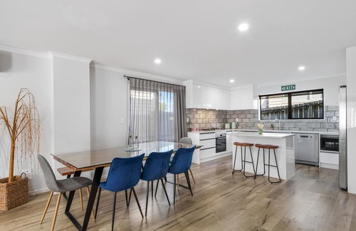 New Windsor House | Urban Oasis - West Auckland Townhouse