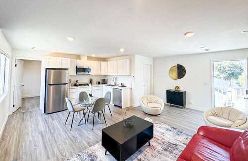 Woodland Hills House | Modern Urban Studio In LA - WO3-TOP