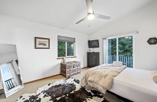 Coeur d'Alene House | Lake View Escape w/Patio, Balcony, Fire pit & BBQ