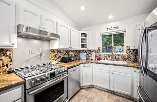 Coeur d'Alene House | Lake View Escape w/Patio, Balcony, Fire pit & BBQ
