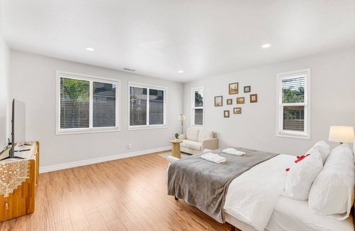 Mira Loma House | 4B2.5B/Private Hot tub/Amazing pool/Private garden