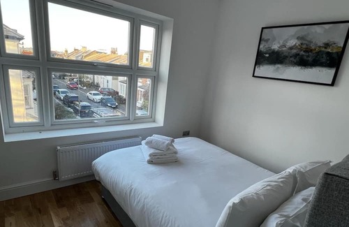 Finchley Apartment | Deluxe 2 Bedroom Flat in the heart of Finchley with tube access to London