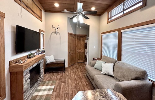 Lindale Cabin | Cozy cabin on the edge of the woods yet close to downtown Lindale.