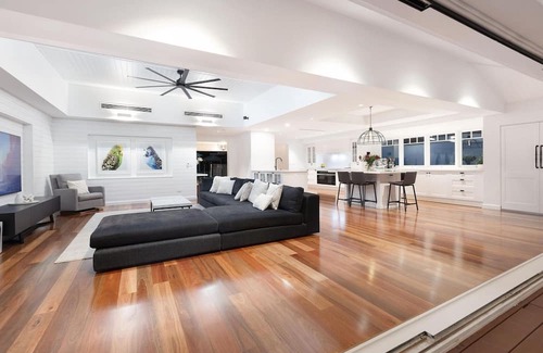 Bundall Villa | Sprawling Exquisite Waterfront Elegance
