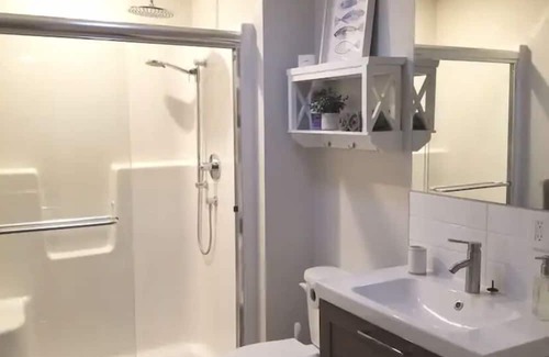 Central Okanagan Apartment | Modern Clean 1 Bed Suite - Lakes / Bicycle Trails & Wineries