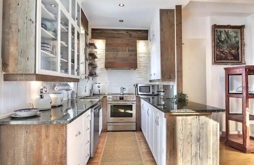 Little Burgundy House | 3 story victorian house with 2 private parkings