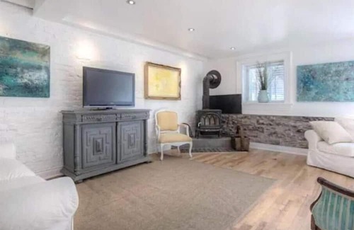Little Burgundy House | 3 story victorian house with 2 private parkings