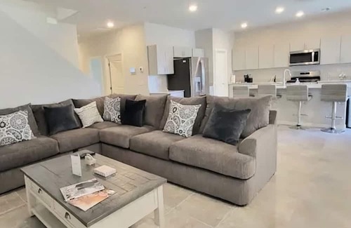 Henderson House | Warm and Cozy Home in Henderson