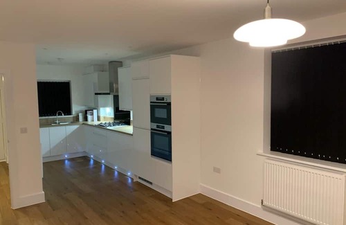 South Ockendon House | Brand New Entire 4 Bed House/Multiple Parking