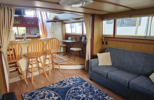 Downtown Knoxville Boat Rental | Vintage Boat - Walking Distance to Downtown & UT!! Very Unique Stay.