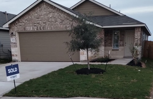 San Antonio House | Cozy 3bedroom 2and a half house with office space.